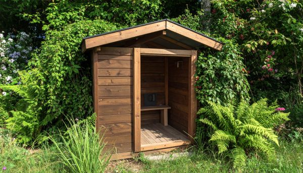 Petit abri fumeur caché dans le jardin