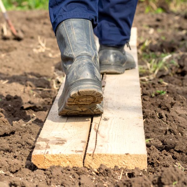 aplatir la terre pour gazon sans rouleau