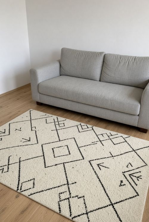 Tapis marocain avec un canapé gris